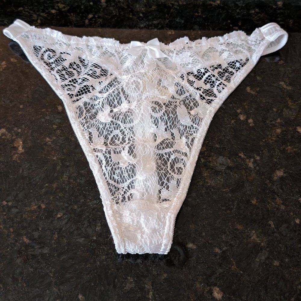 Victoria’s Secret White Lace Thong Large New with Tags